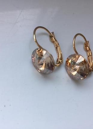 Серьги золотистые новые с синтетическим камнем