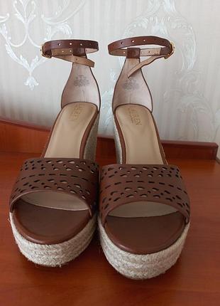Жіночі босоніжки lauren ralph lauren на плетеній платформі. шкіряні ремінці, зручна колодка, стан — як нові. стильні та комфортні! розмір 39