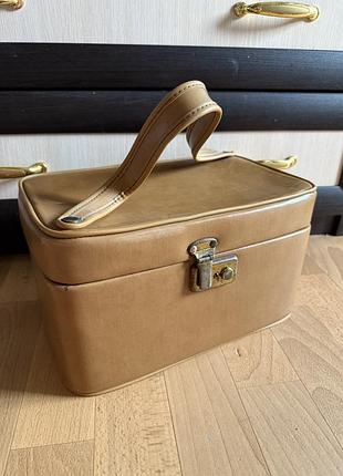 Косметичка-кейс або вінтажний б’юті-кейс (beauty case)