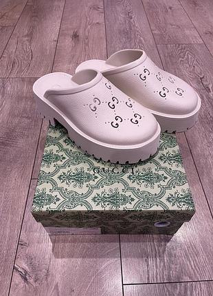 Крутезні жіночі шльопанці gucci молочного кольору