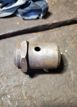 Втулка (эксцентриковая) резьбового пальца газ 21 новая ссср