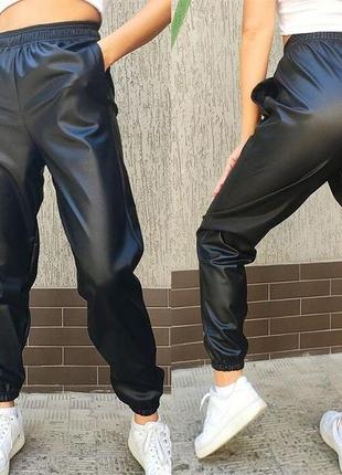 Утепленные кожаные брюки -джоггеры на флисе2 фото