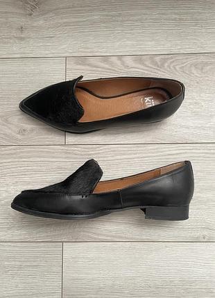 Туфлі лофери з натуральної шкіри з додаванням натурального хутра.