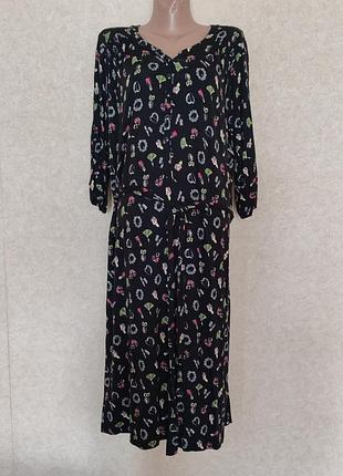 Платье под пояс с современным принтом большого размера с декором на плечах и рукавах (см. фото)