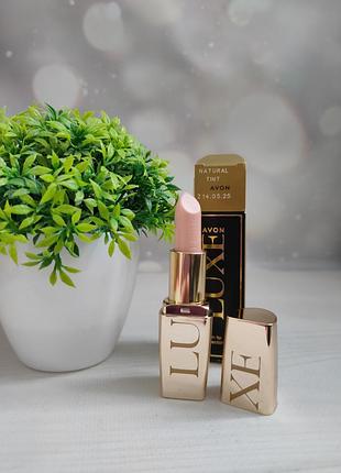 Зволожувальний бальзам для губ «ніжність шовку» avon luxe , 3.6 г (розкiшний нюд / natural tint)