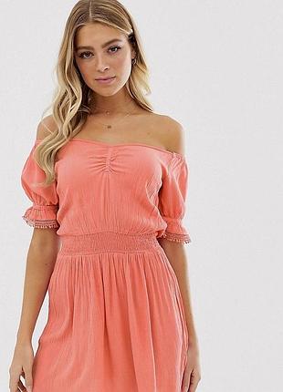 Розовое платье с открытыми плечами и сборками miss selfridge розовий корал