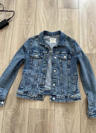 Джинсова куртка stradivarius