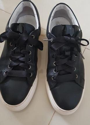 Шкіряні фірмові чорні практичні жіночі кеди на білій платформі 40-й