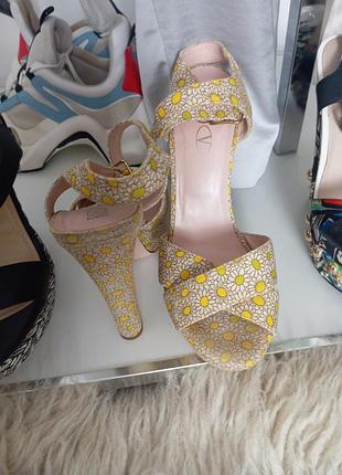 Босоніжки жіночі