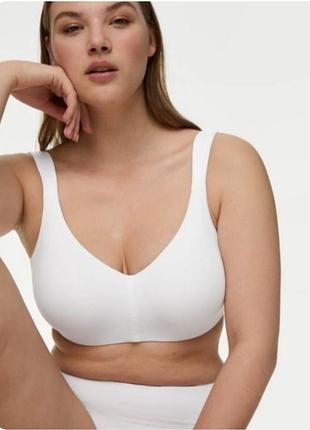 Безшовный бюстик на косточках мягкая плотная чашка. marks spencer