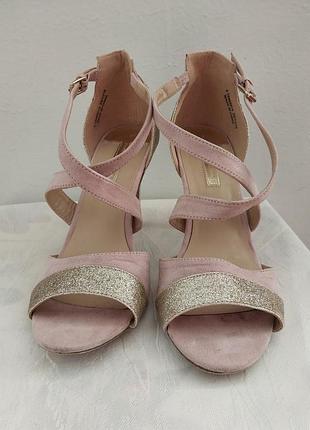 Симпатичные босоножки