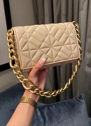 Zara стьобана бежева сумка на ланцюжку