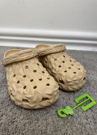 Чоловічі крокси crocs classic geometric shiitake