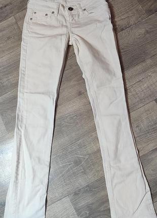 Белые джинсы низкой посадки