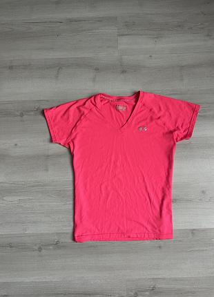 Яркая футболка от under armour