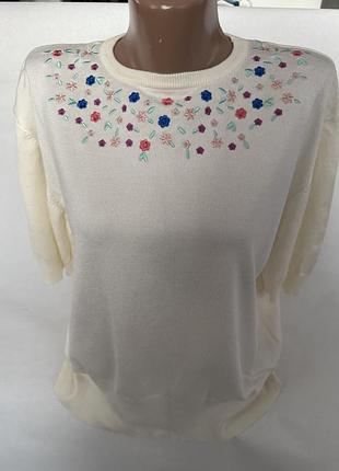 Нежная белая кофточка с вышивкой