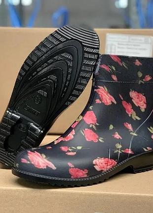 Жіночі напівчоботи, принт троянди на чорному