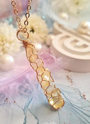 💛🌻 кулон на ланцюжку натуральний цитрін в золотистому обплетенні