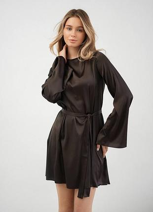 Черное короткое шелковое платье с поясом