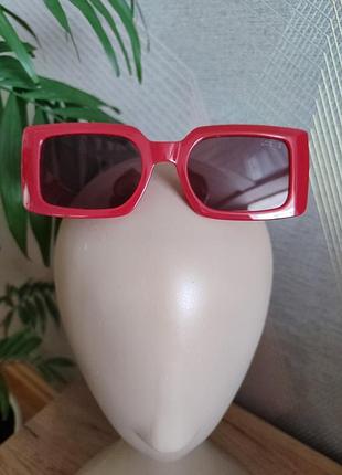 Красиві оригінальні сонцезахисні окуляри loewe