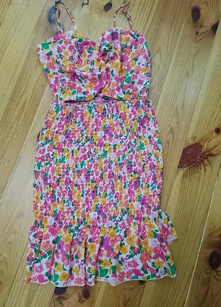 Платье с вырезом