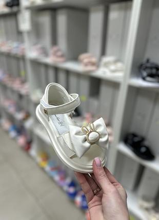 Молочні білі босоніжки з бантиком та закритою пʼяткою 26,28р