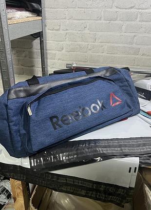 Спортивна сумка reebok зроблена з деніму синього кольору.