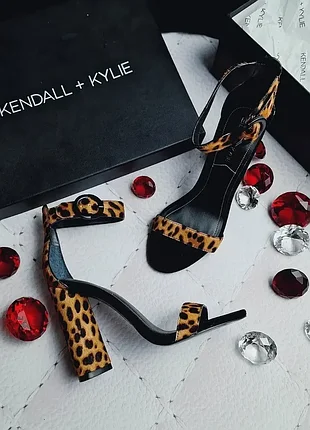 Kendall + kylie оригінал босоніжки на підборах з хутра поні з принтом леопард