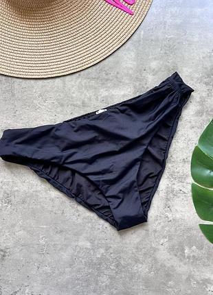 Чорні плавки від купальника calzedonia