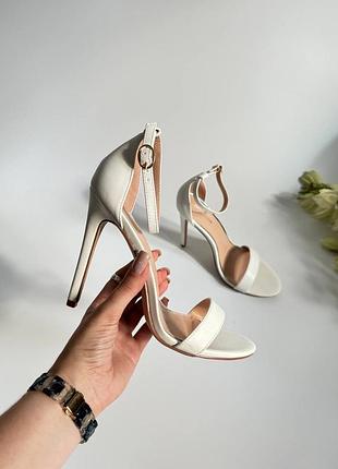 Білі босоніжки на шпильці базові босоніжки на каблуку класичні білі босоніжки на підборах