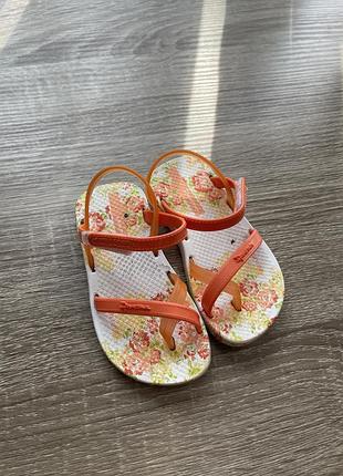 Резинові босоніжки на один палець на липучках