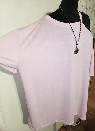 Трикотажная эффектная блузка-футболка с вырезом на одном плече батал shein