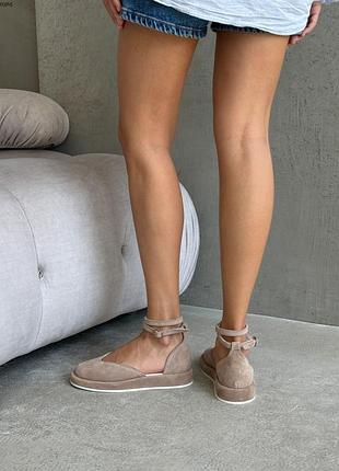 Стильные босоножки на утяжеленной подошве в цветах топ