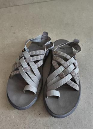Босоніжки teva