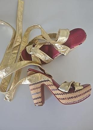 Золотая кольца на завязках.