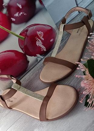 Жіночі босоніжки clarks натуральна шкіра коричневого кольору розмір 40