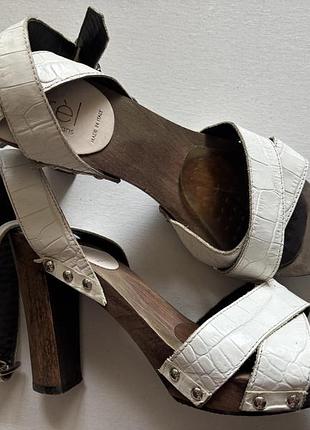 Шкіра та дерево, босоніжки на підборах