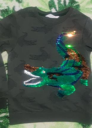 Брендовый свитшот модного цвета эффектным украшением