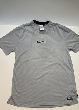 Сіра футболка nike pro для тренувань та повсякденного використання