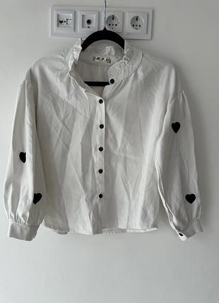 Біла блузка в сердечка