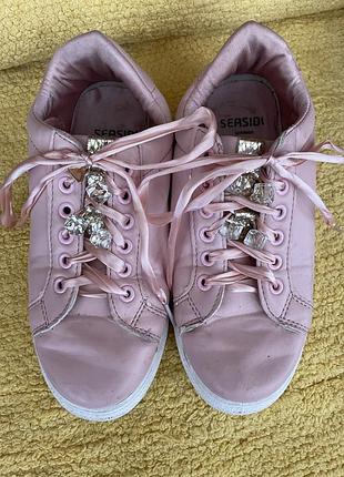 Жіночі кросівки