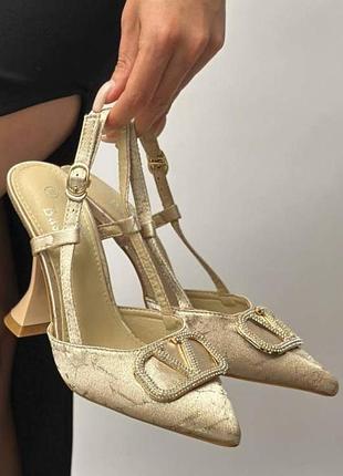 В наличии шикарные праздничные туфли лодочки "valentino"