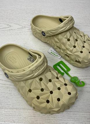 Crocs classic geometric bone крокси сабо унісекс crocs classic geometric bone