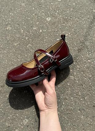 Туфлі на низьких підборах в винному кольорі