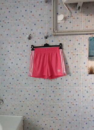 Шорты adidas.