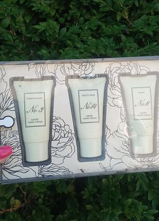 Крем для рук luxury  с разными запахами в наборе три штуки! цена за набор
