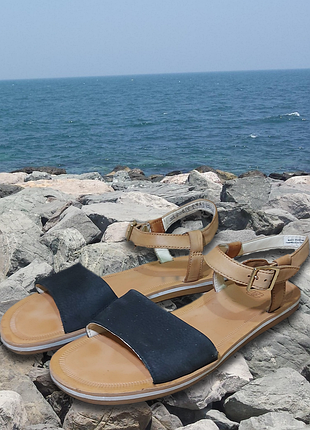 Симпатичные кожанные босоножки. clark's  оригинал. размер 36.