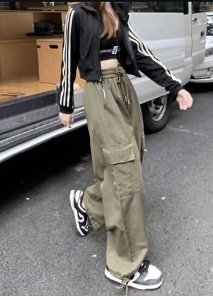 Женские штаны парашюты с большими карманами карго.