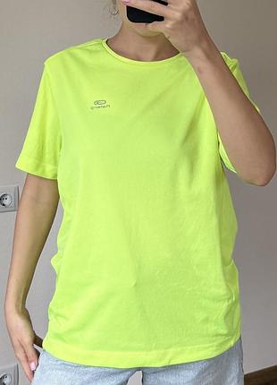Яскрава футболка для спорту. спортивна футболка унісекс