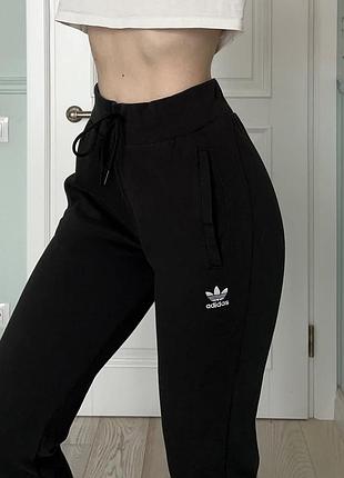Спортивні штани на високій талії adidas